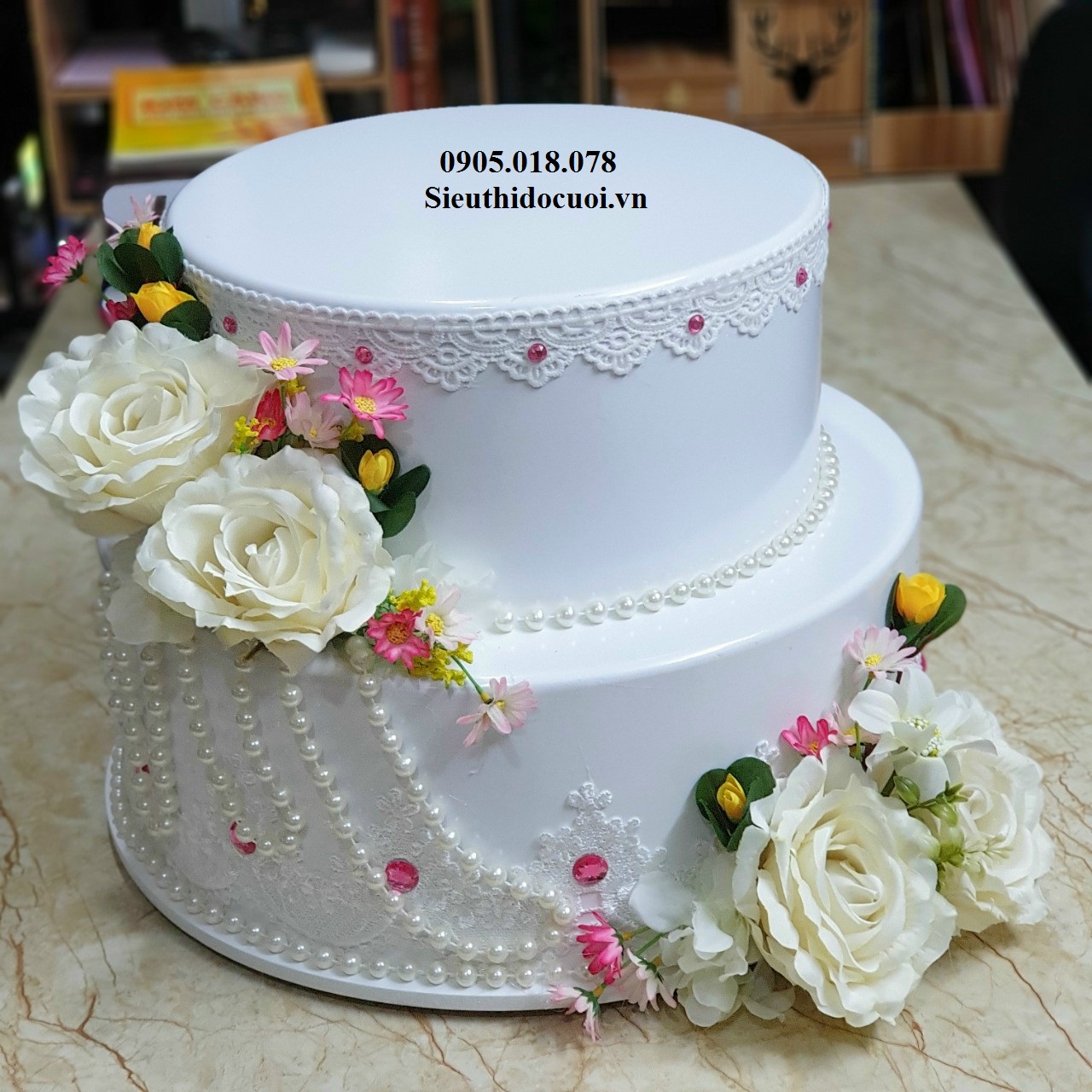 Bánh cưới 2 tầng gắn hoa tươi  Tiệm bánh Vani