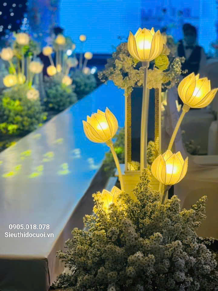 Đèn dẫn lối đám cưới hoa sen