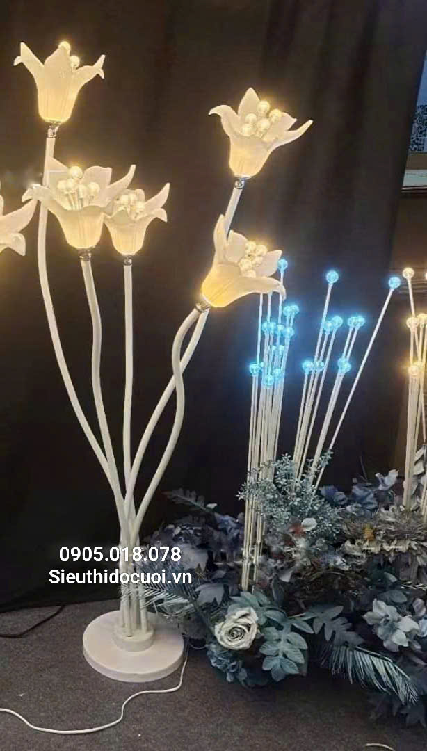 Đèn dẫn lối sân khấu đám cưới hoa loa kèn