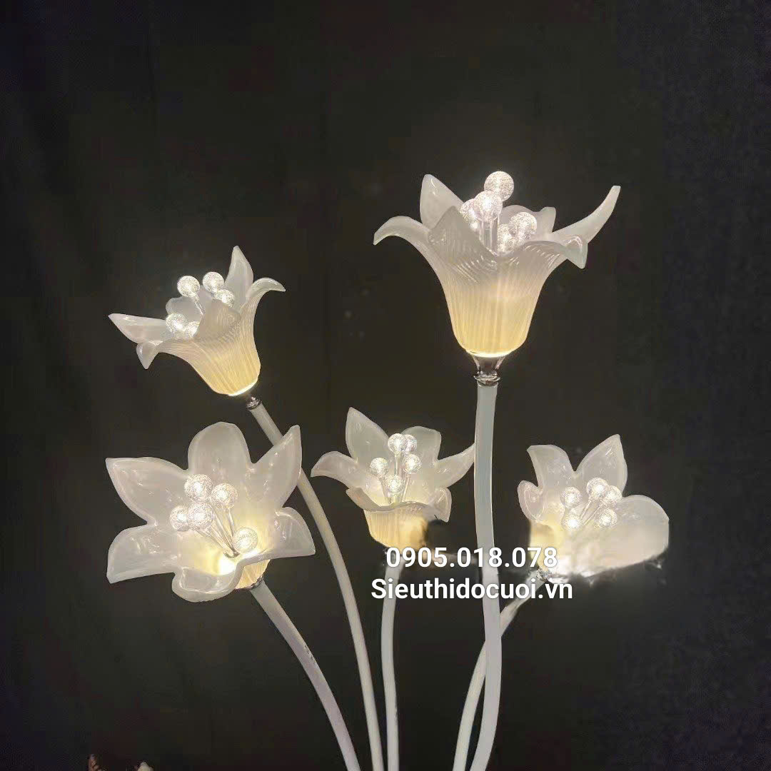 Đèn dẫn lối sân khấu đám cưới hoa loa kèn