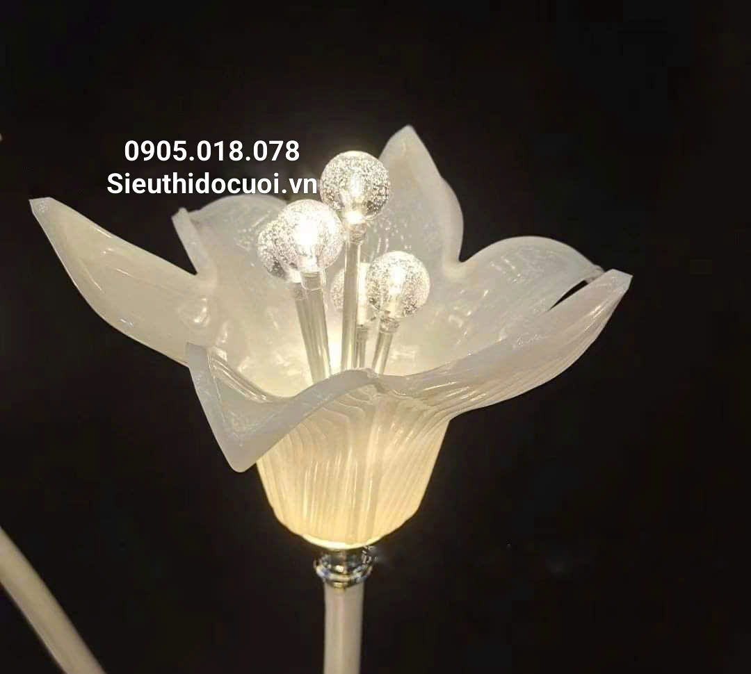 Đèn dẫn lối sân khấu đám cưới hoa loa kèn