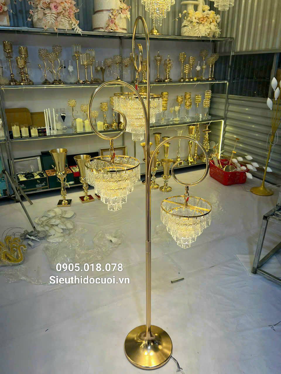 Dẫn lối sân khấu đám cưới đèn 3 chùm